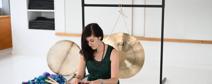 Kaakaoseremonia ja koko yön gong-puja
