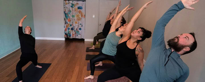 Torstaisin klo 18 Voimavinyasa Flow