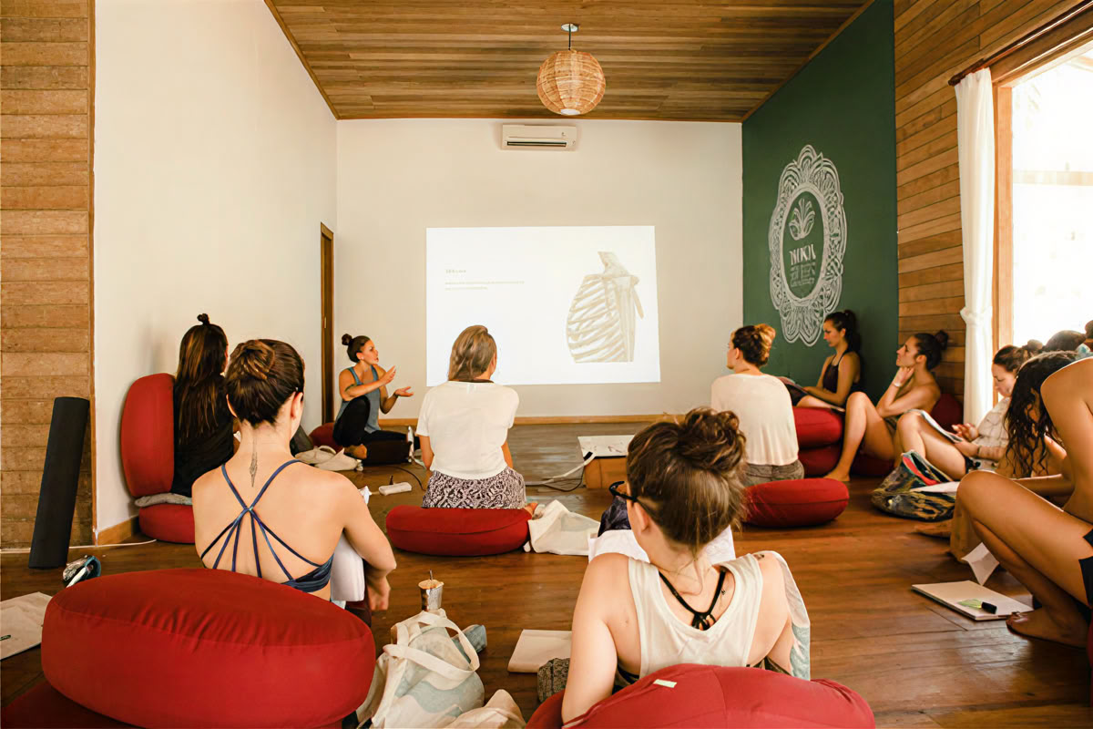 50 tunnin Vinyasa-sekvensointi YTT