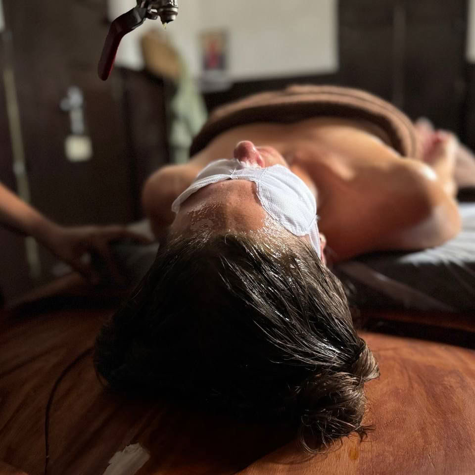 Välillä valtameri ja hiljaisuus: jooga- ja ayurvedaretriitti Keralan sydämessä, Intiassa