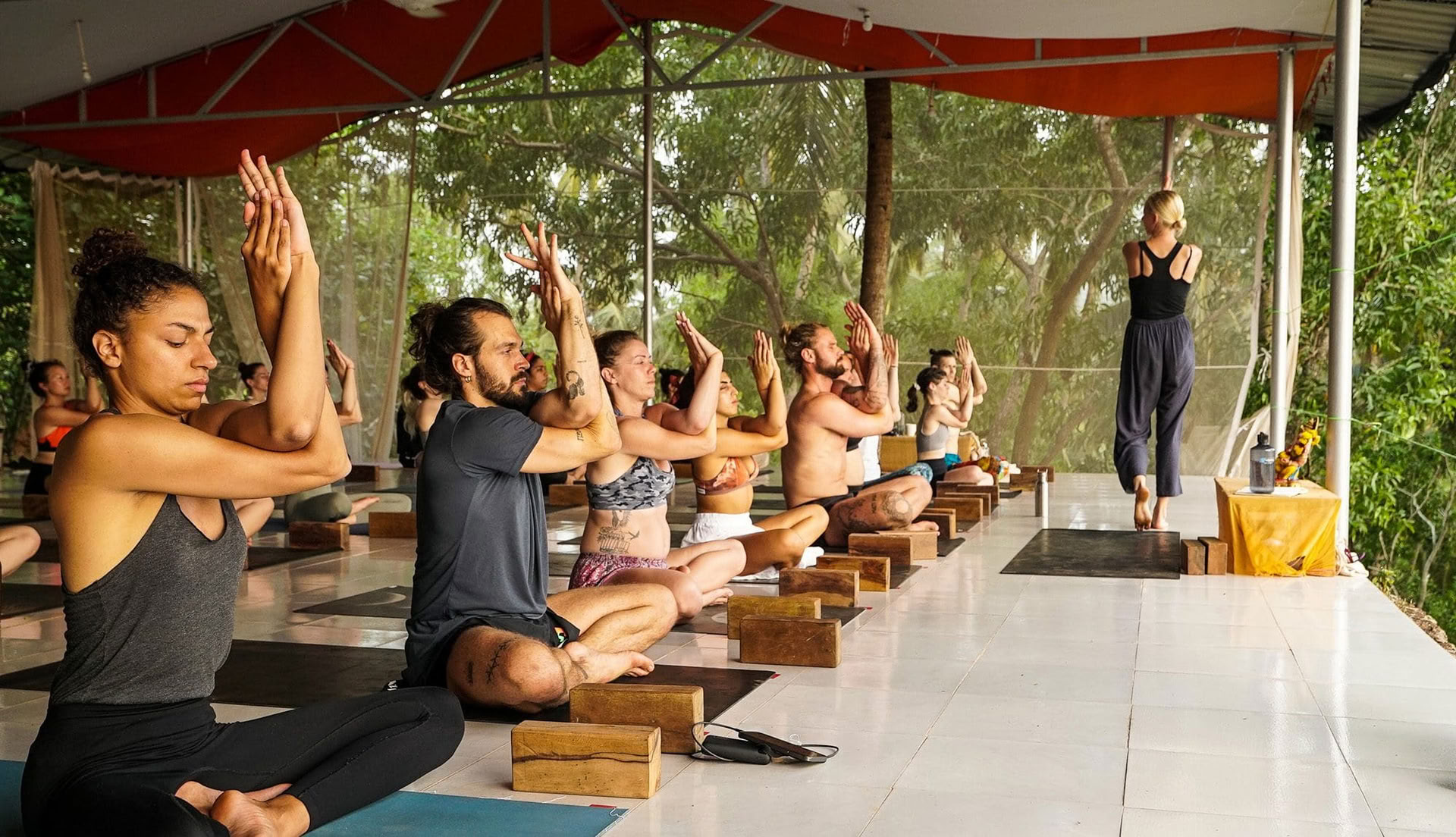 300 tunnin edistyneen vinyasa flow -joogan TTC – Intia