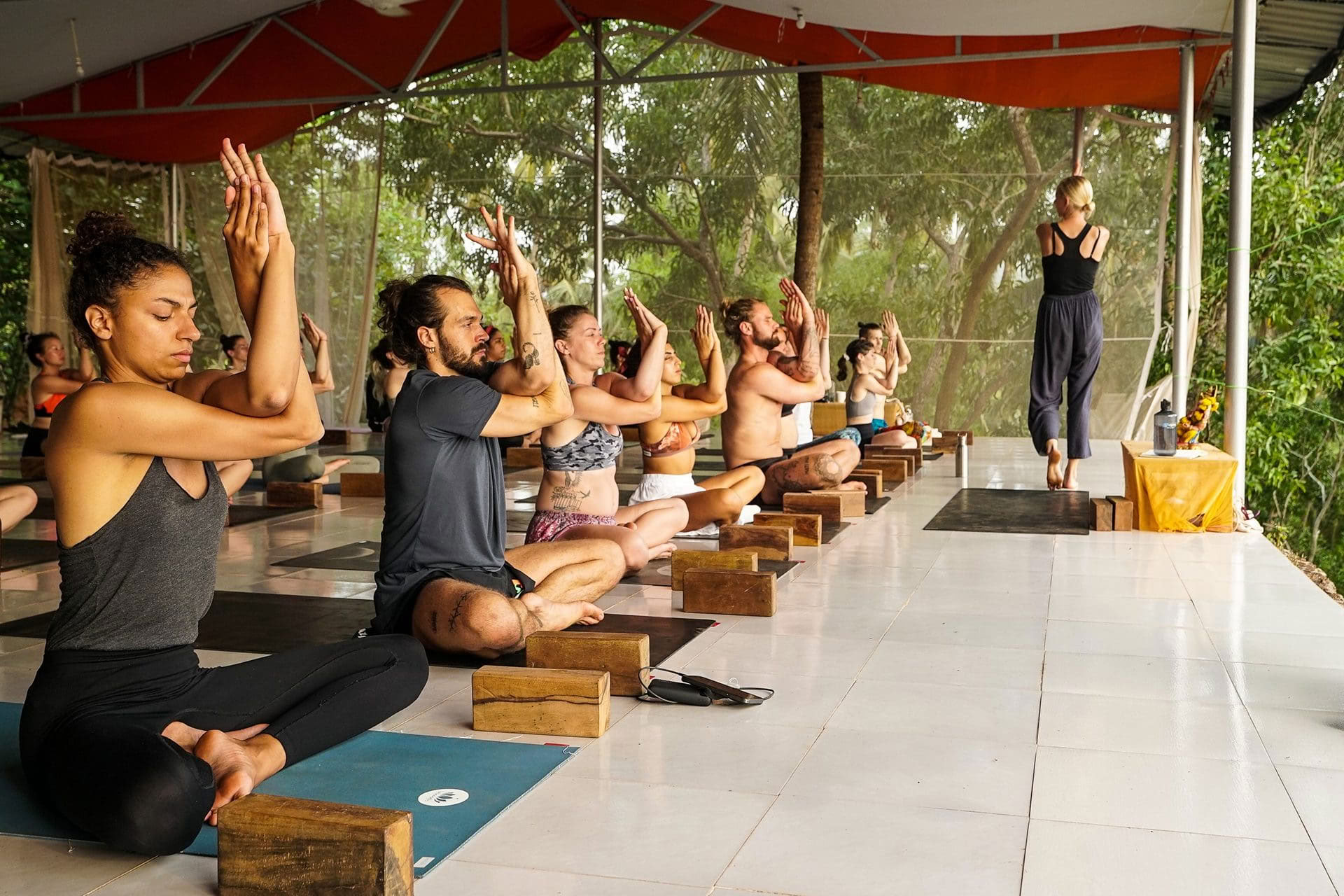 300 tunnin edistyneen vinyasa flow -joogan TTC – Intia
