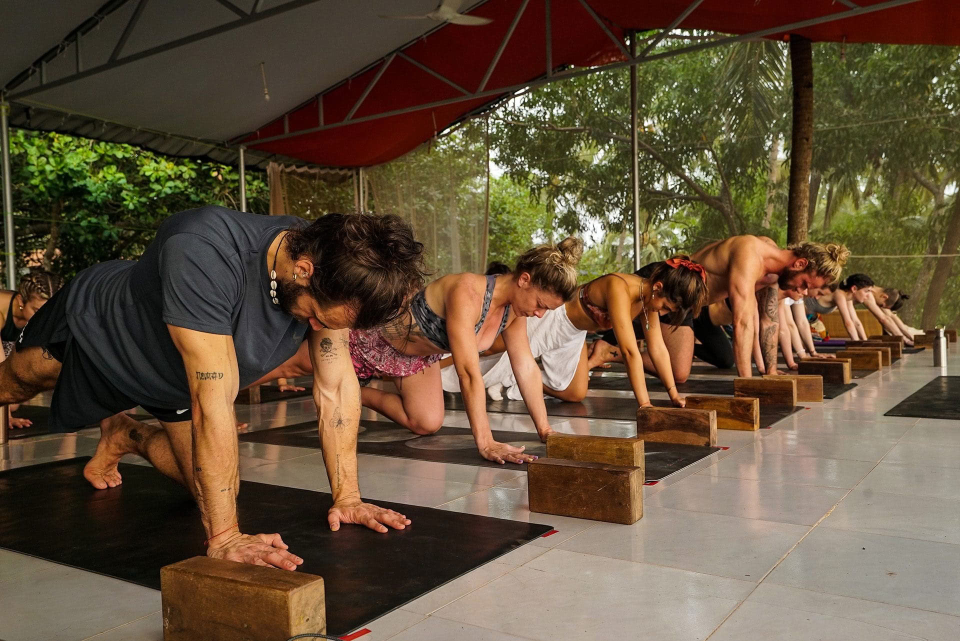 200 tunnin Hatha Vinyasa -joogaopettajakoulutus – 8. marraskuuta – 3. joulukuuta