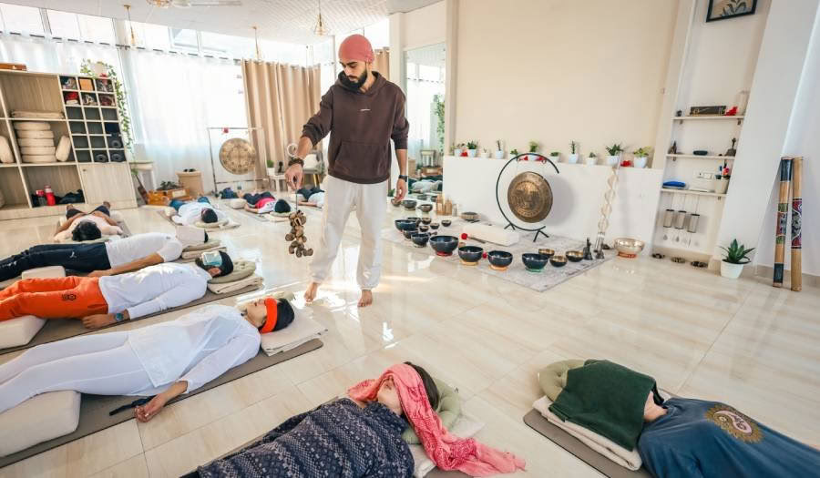 100 tunnin ääniparannuksen opettajakoulutuskurssi Rishikeshissä