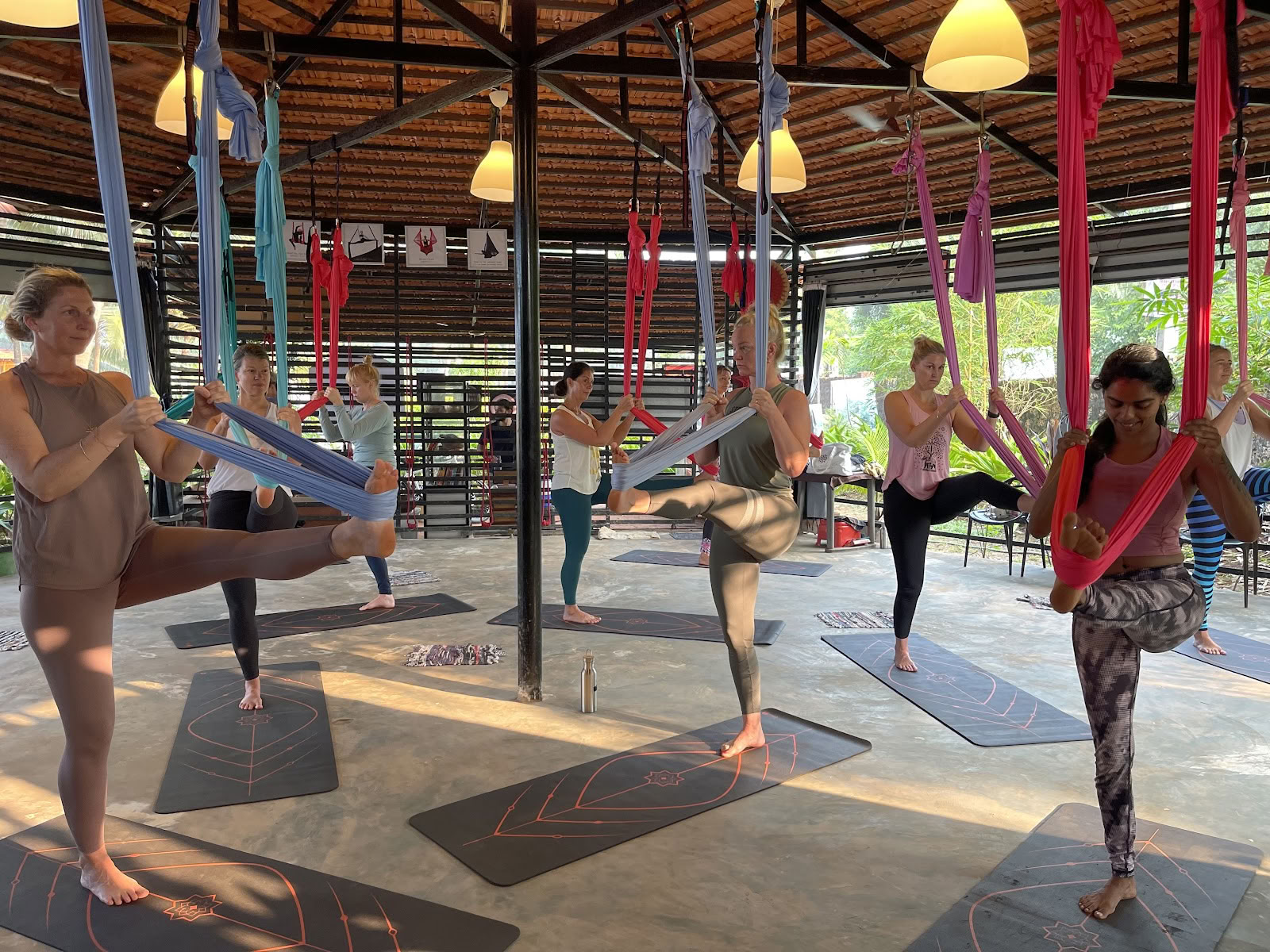OM Studio Agonda - aerial jooga ja äänimaljarentoutus Goassa
