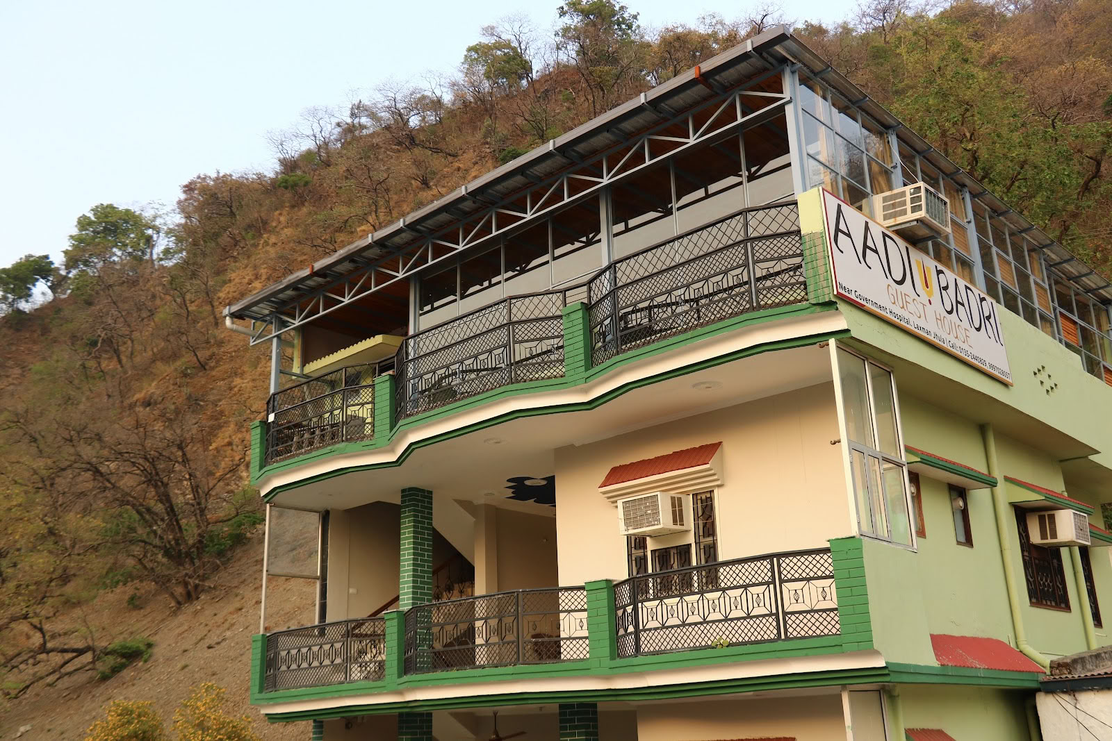 Aadi Yoga School – Paras perinteisen joogan koulu Rishikeshissä, Intiassa