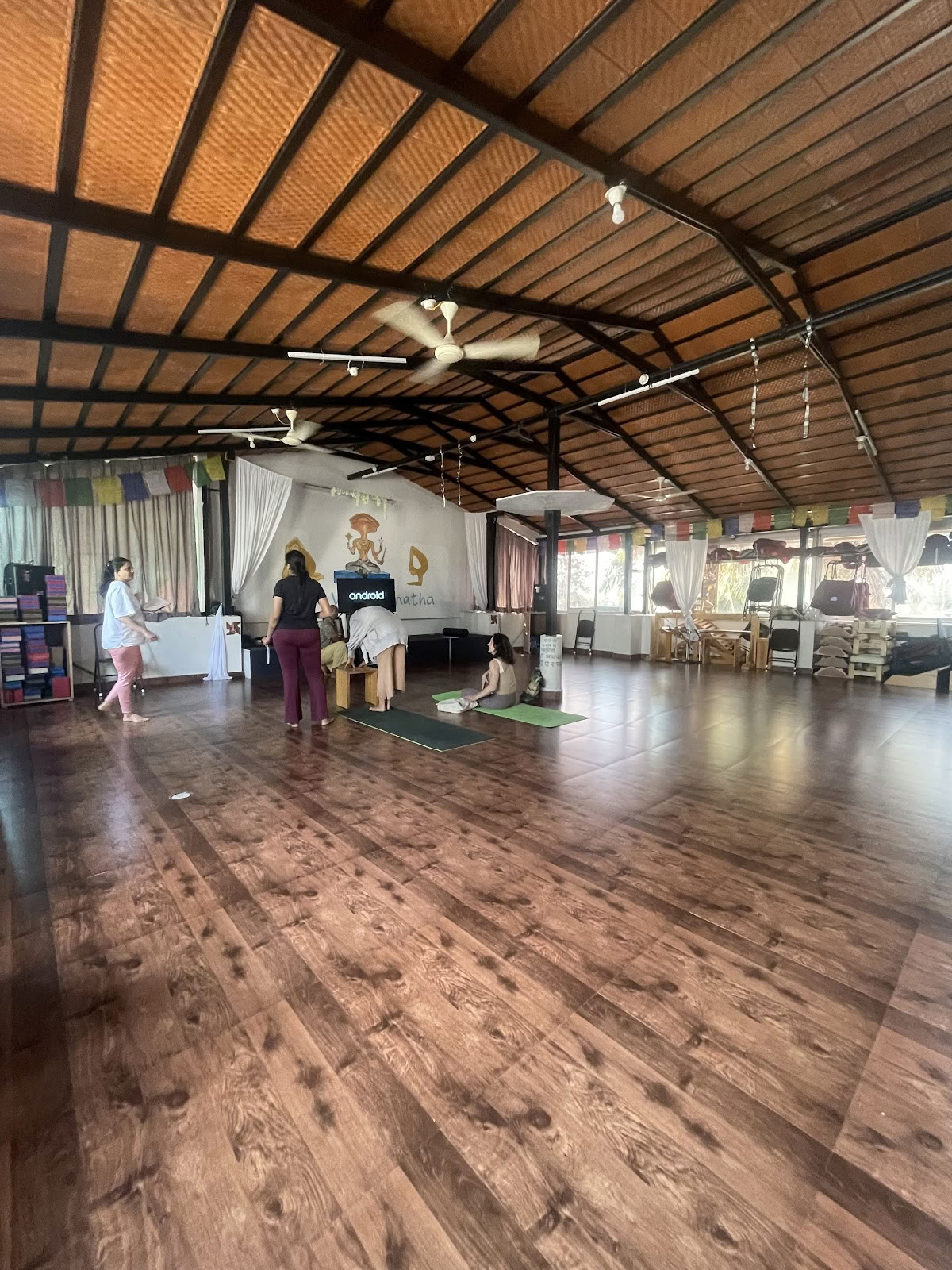 Joogaa Srinathan kanssa, Mysore, Intia - Ashtanga | Hatha | Iyengar -joogaopettajien koulutuskeskus
