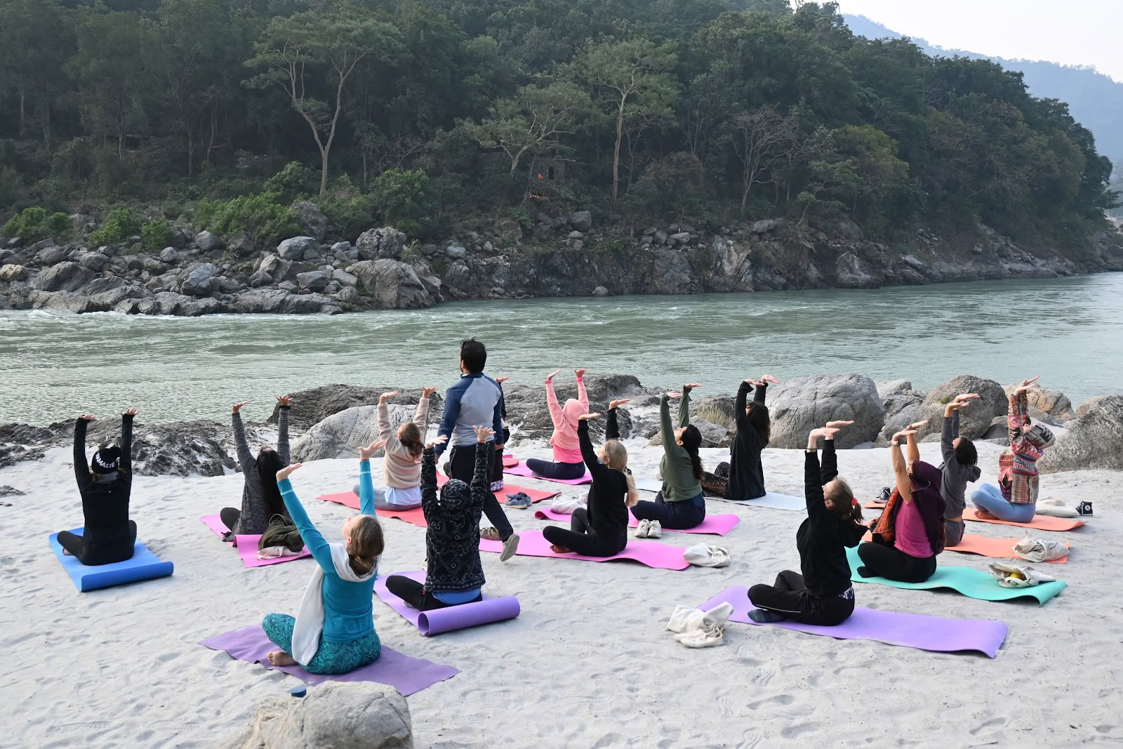 Jiva Yoga Academy - 200 ja 300 tunnin joogaopettajakoulutus Rishikeshissä, Intiassa