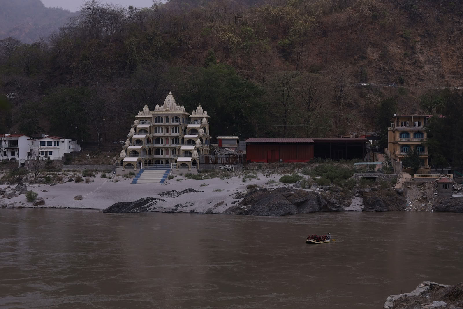 Himalajan joogaopisto Rishikeshissa
