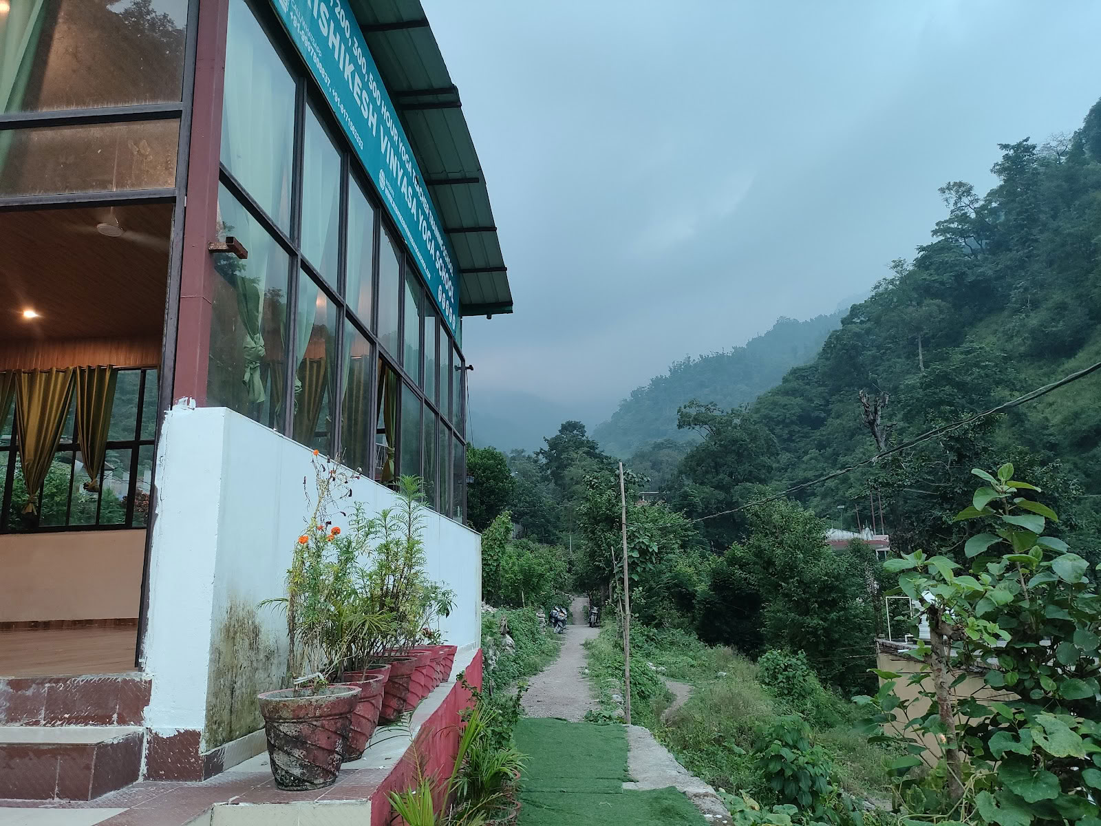 Rishikeshin Vinyasa-joogakoulu – joogaopettajakoulutus, Rishikesh, Intia