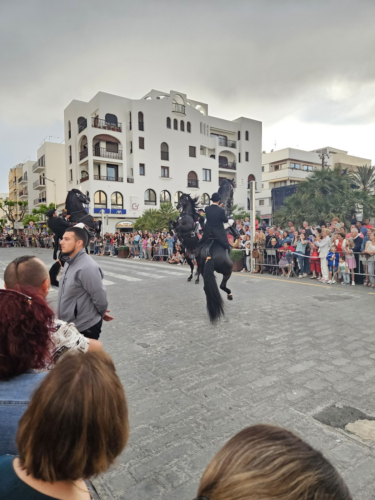 Quinta Romkes. Retriitit Ibizalla ja verkko-ohjelmat