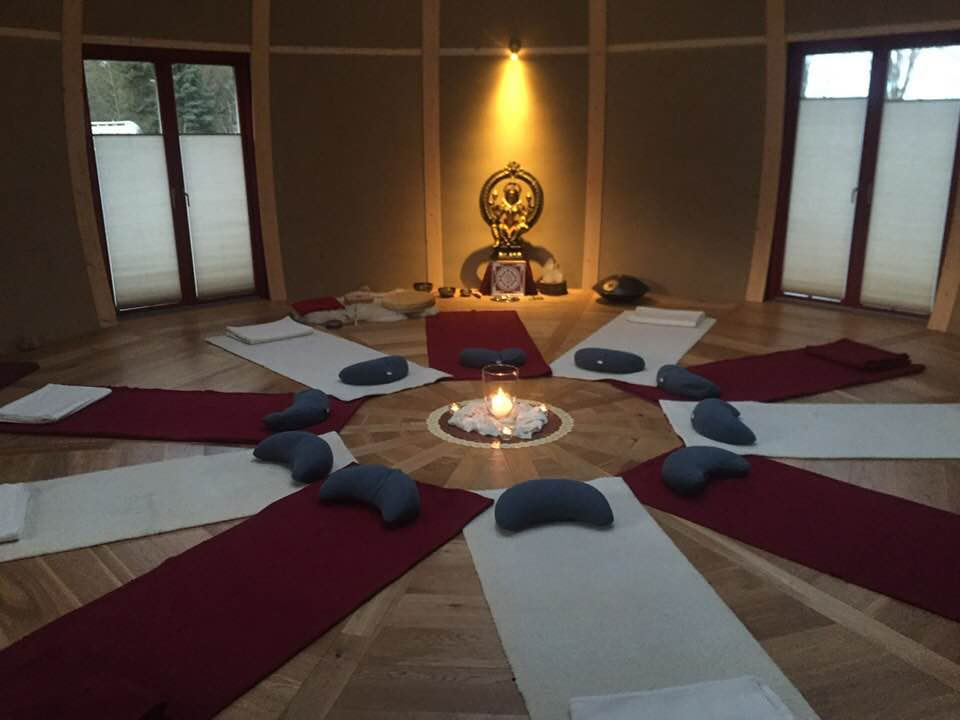 Yogini Dome - Äänen ja hiljaisuuden tila / retriitti, jooga ja meditaatio