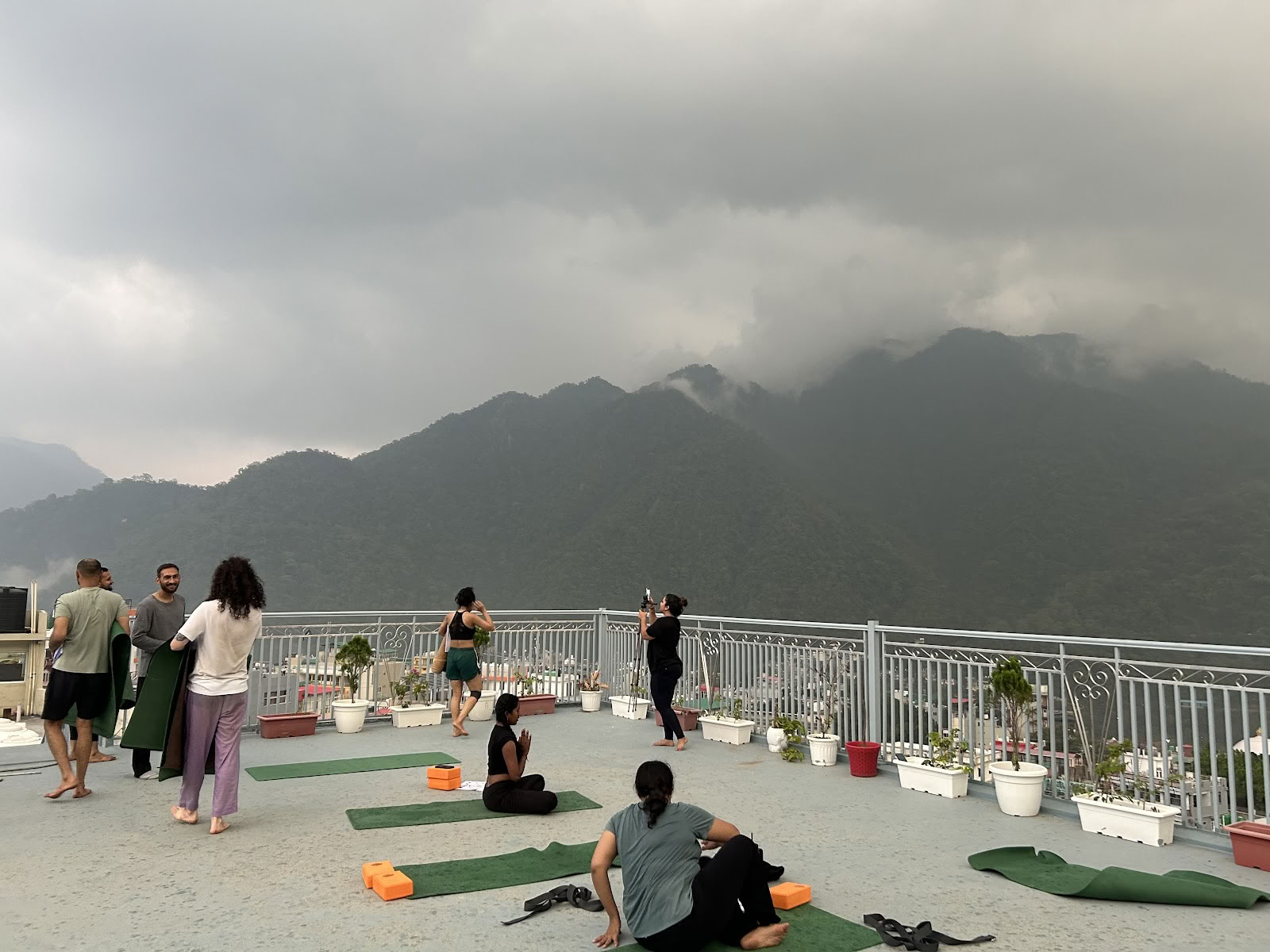 Rishikesh Ashtanga Joogakoulu - Joogaopettajakoulutus Rishikeshissä