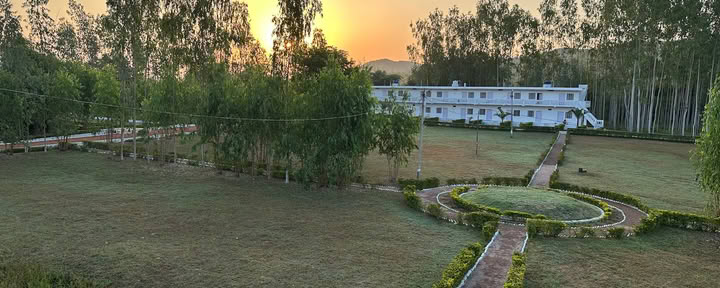 Arhanta – Joogaopettajakoulutus Ashram, Intia