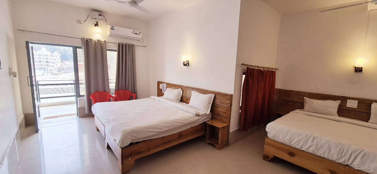 Himalajan puu Ganges-joen rannalla, Rishikesh